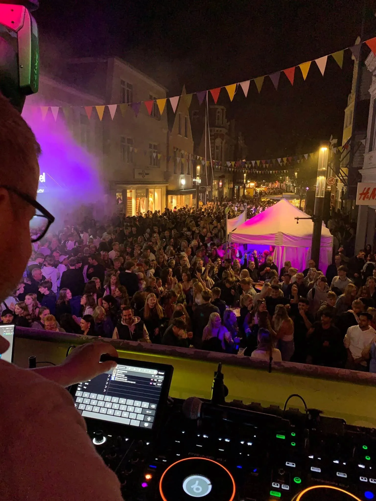 Blick vom Discotower auf die feiernde Menge beim Stadtfest