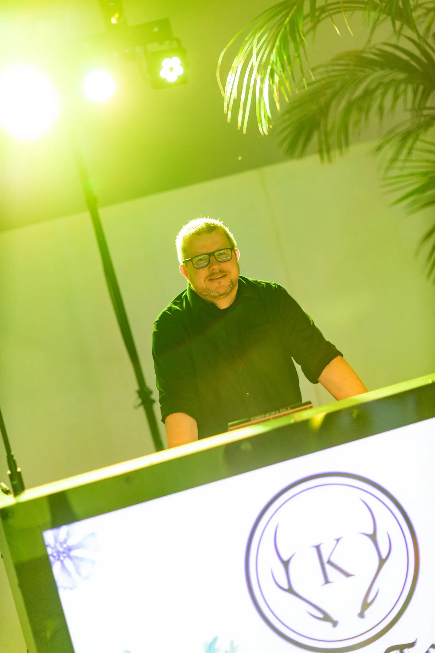 Matthias am DJ-Pult mit Monogramm des Brautpaars