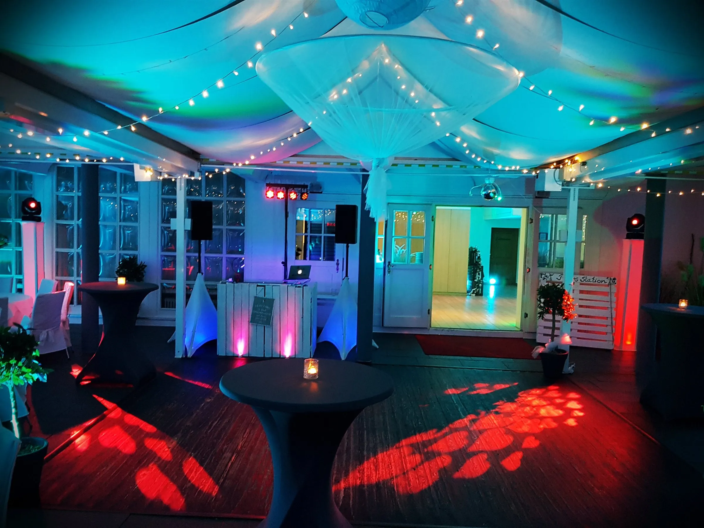 Festsaal in blauem und rotem Licht mit Lampions