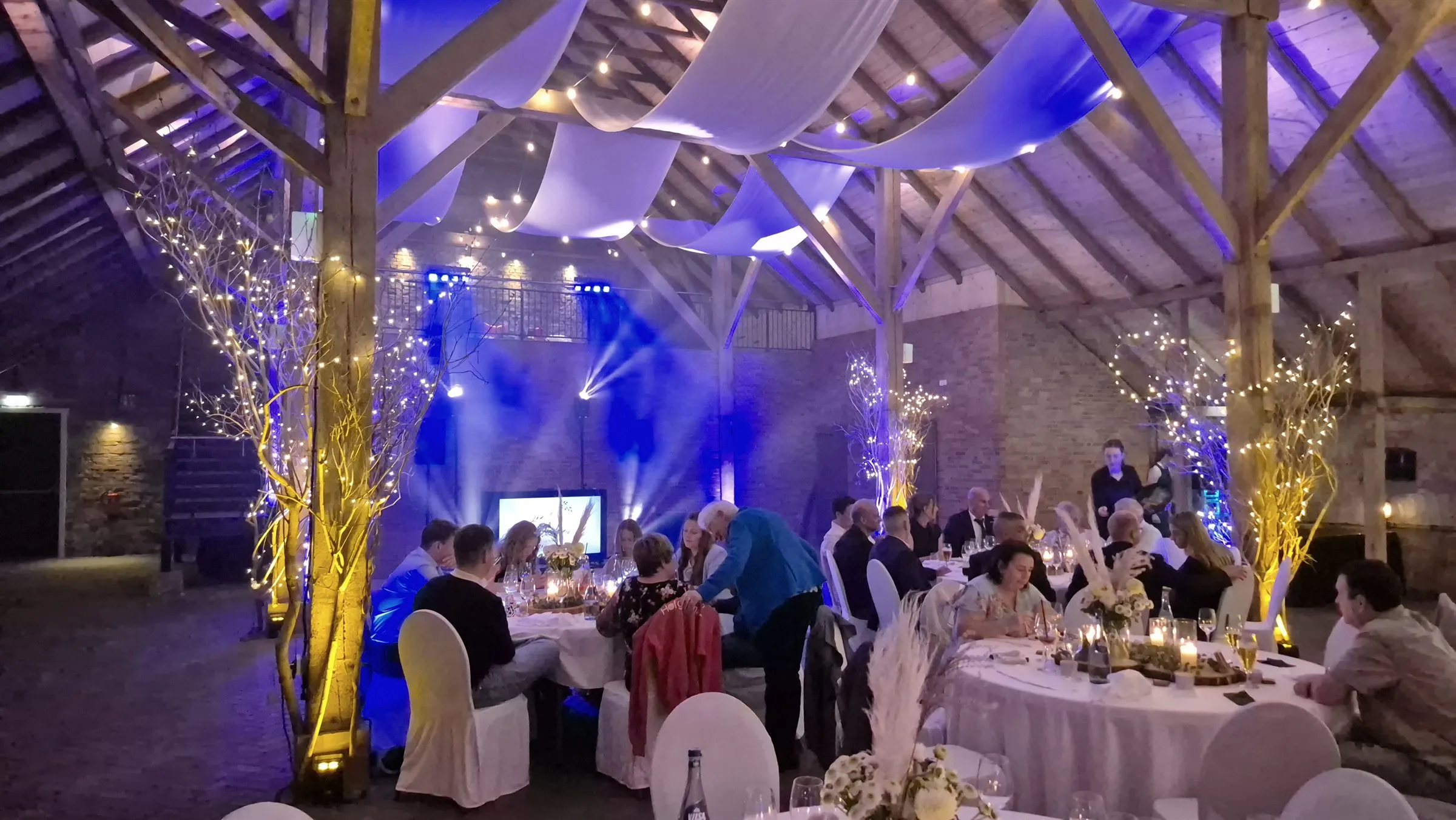 Festsaal in der Scheune mit Tuchdecke und Lichtakzenten