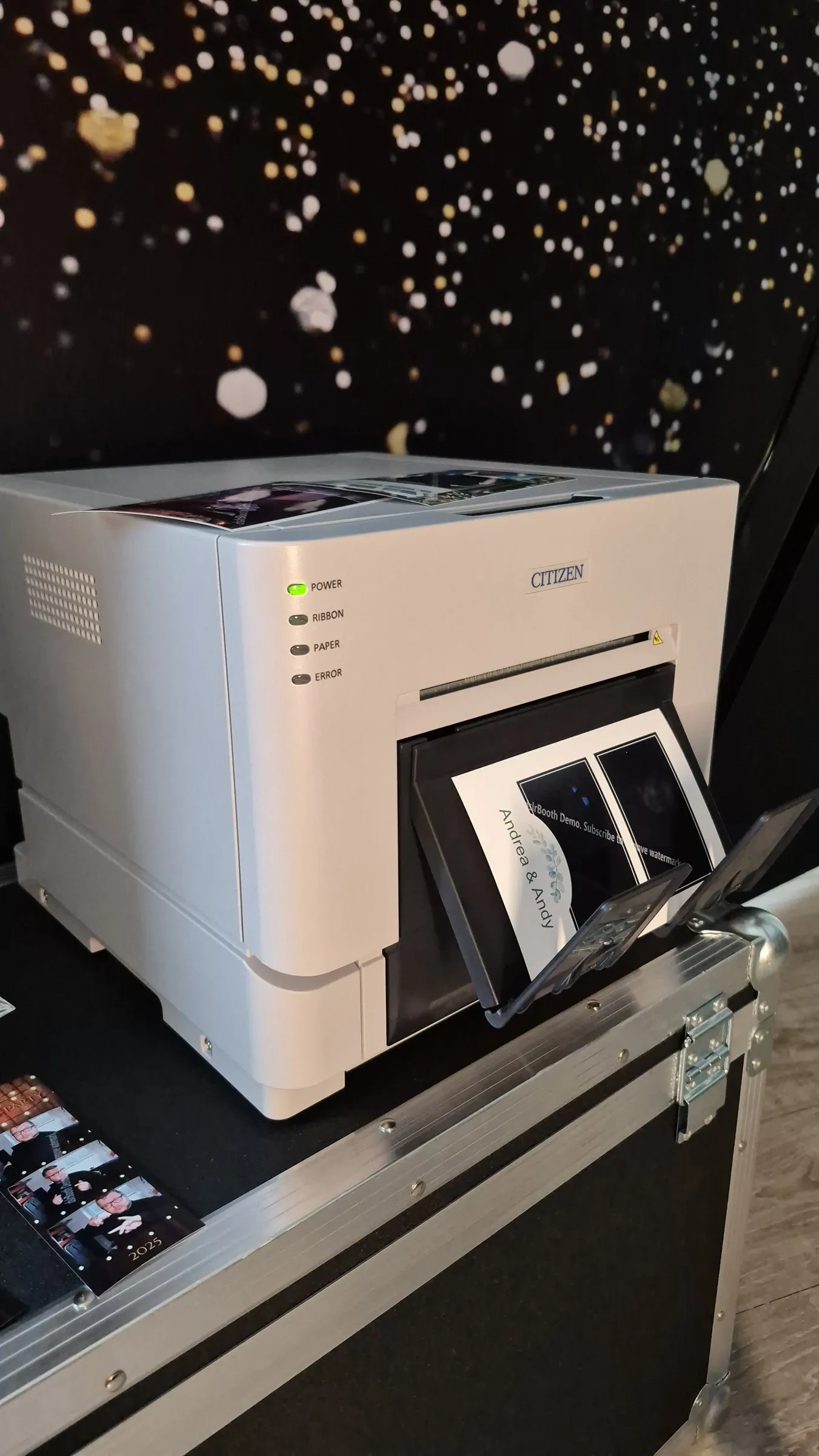 Fotodrucker der Fotobox mit frischem Ausdruck