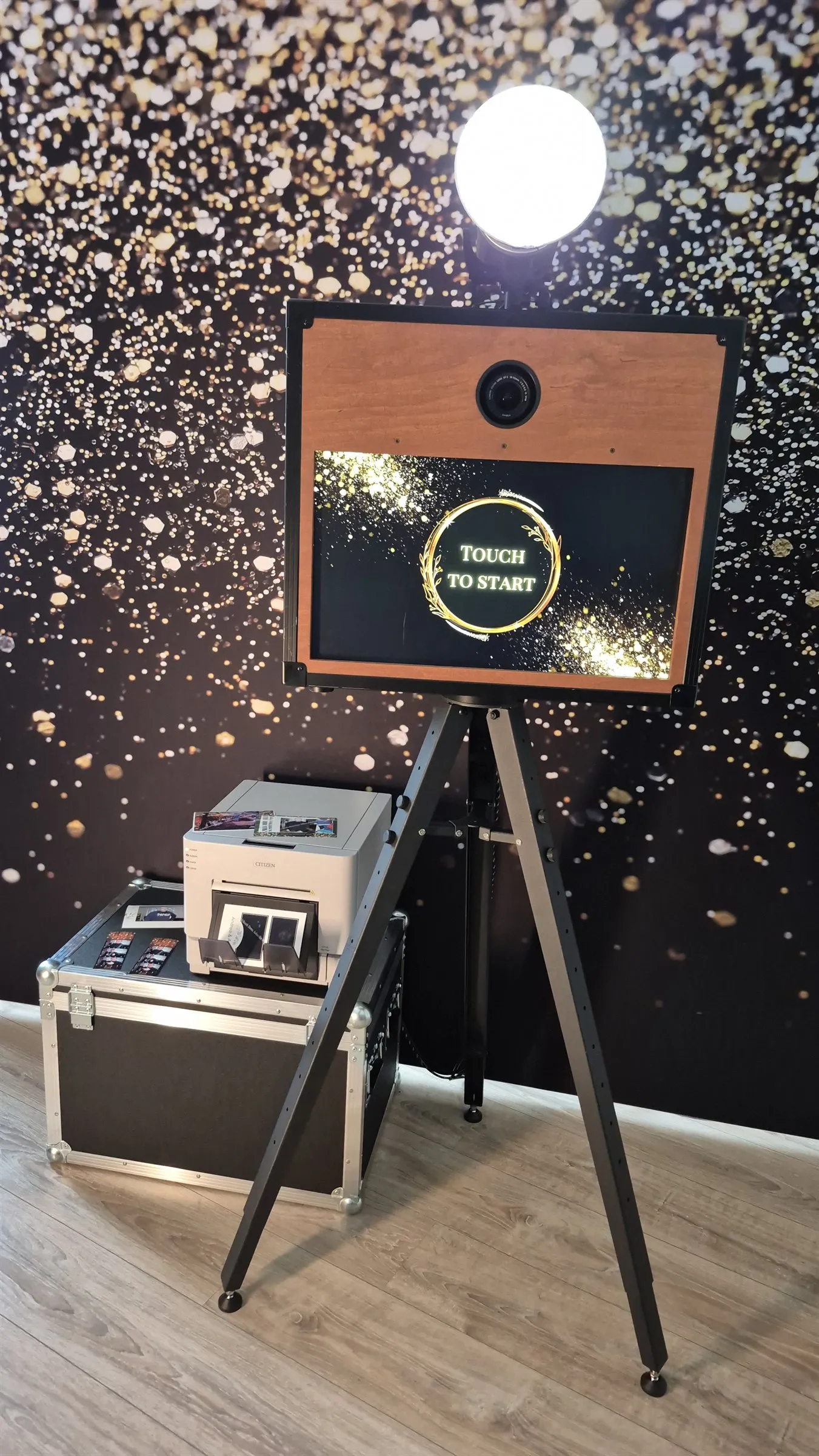 Fotobox vor glitzerndem Glamour-Hintergrund