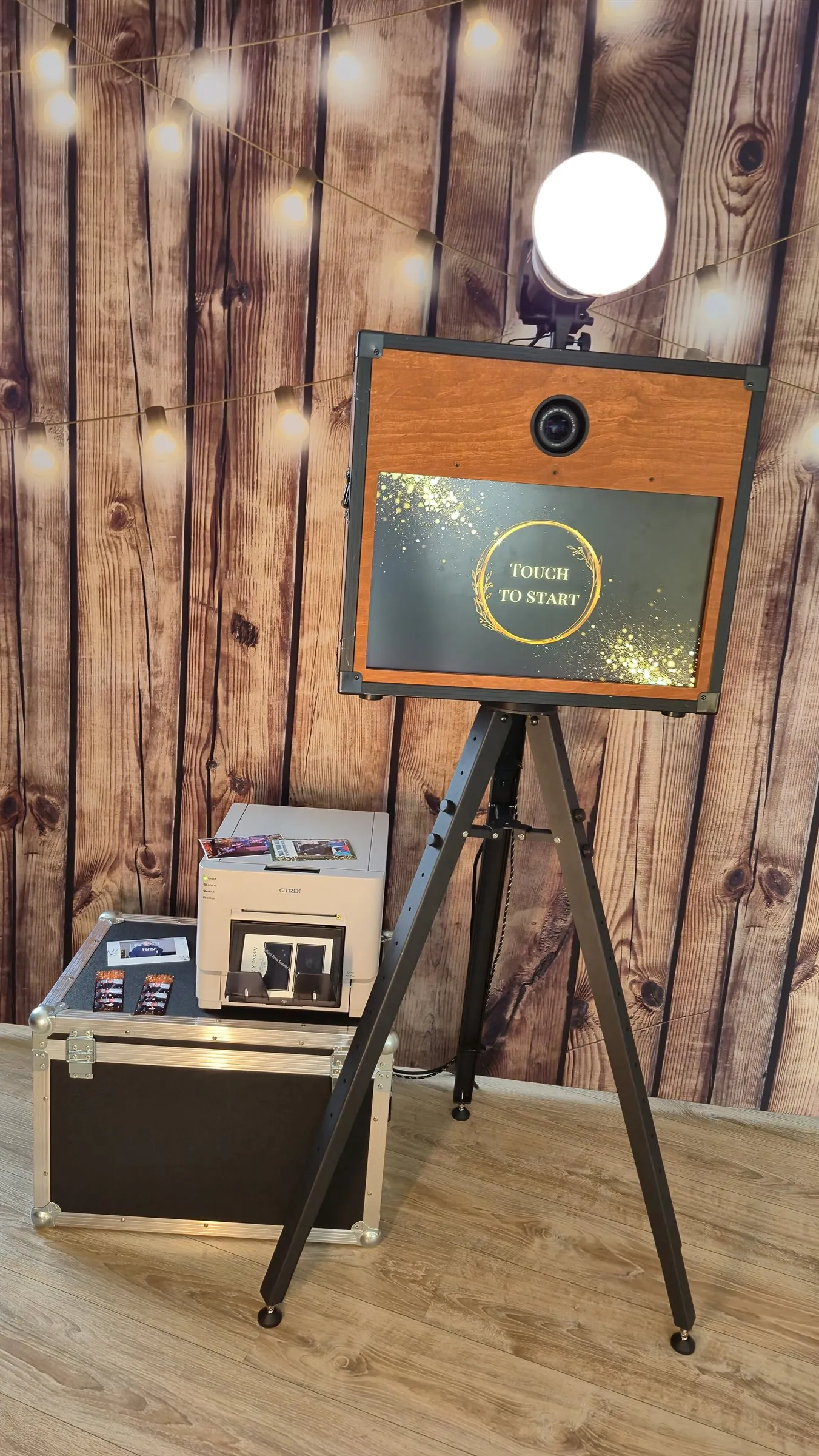 Fotobox vor rustikalem Holz-Hintergrund
