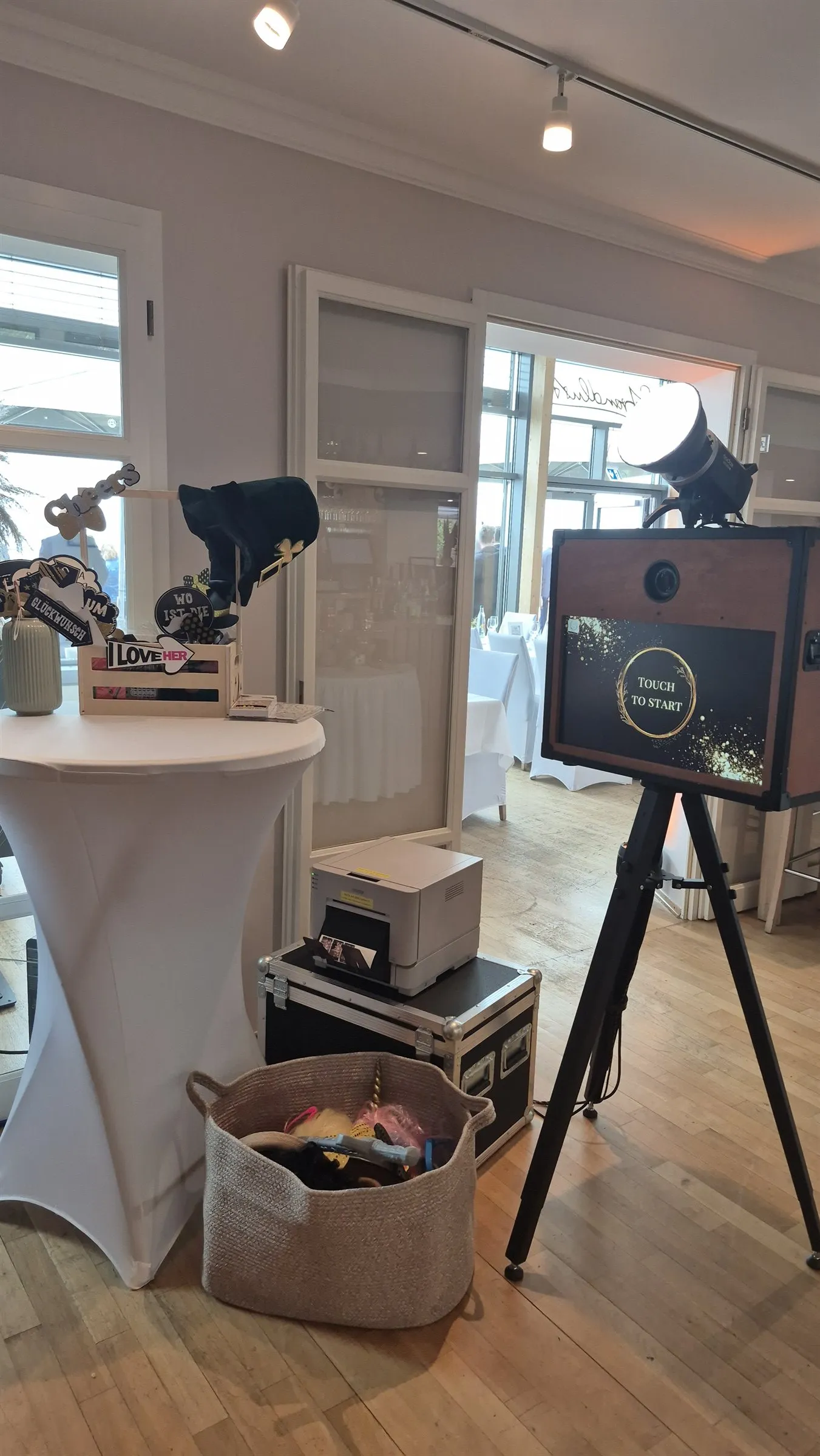 Fotobox mit Requisiten in einem hellen Festsaal