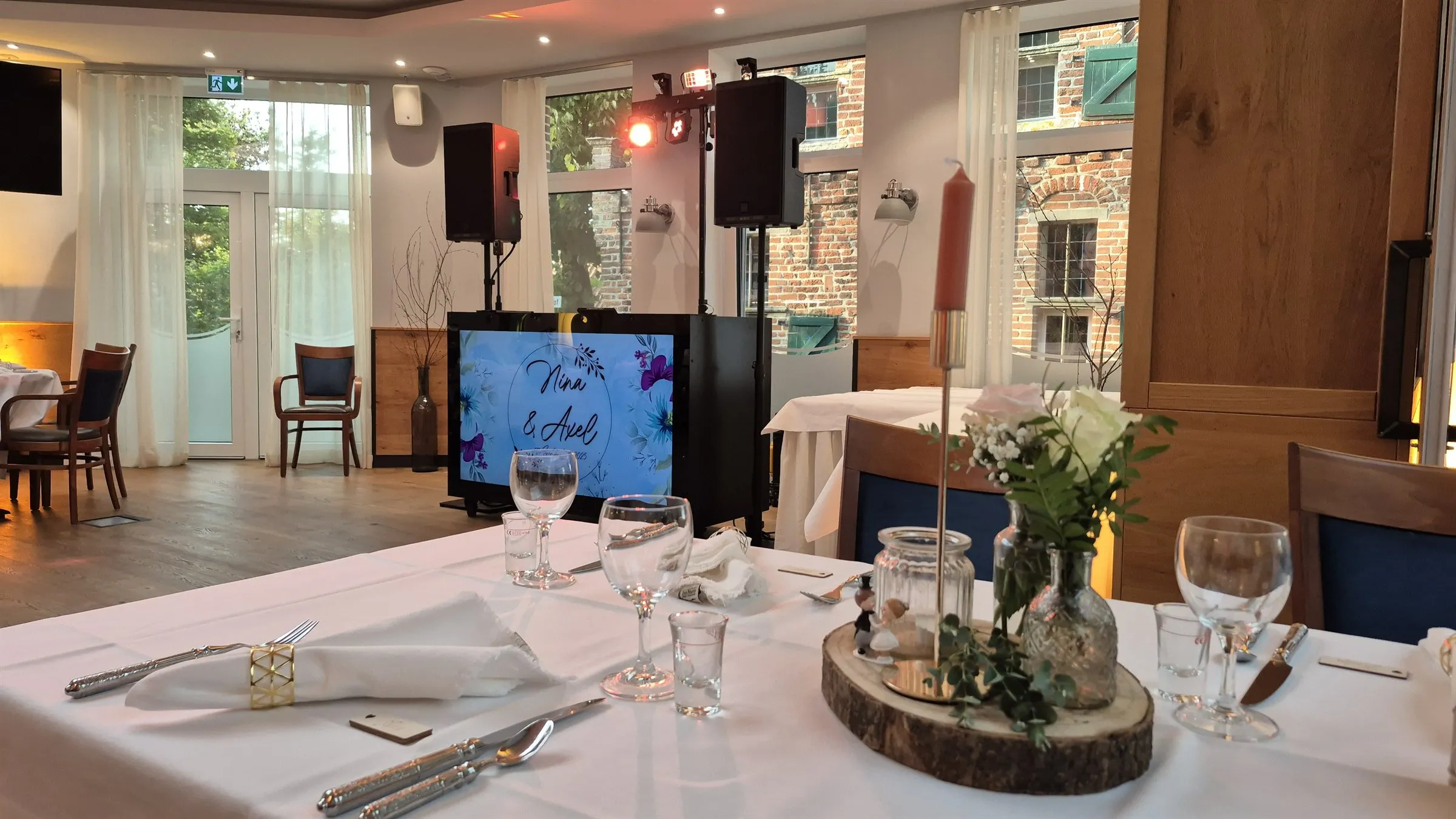 Gala Basic: Aufbau mit Screen hinter gedeckter Festtafel