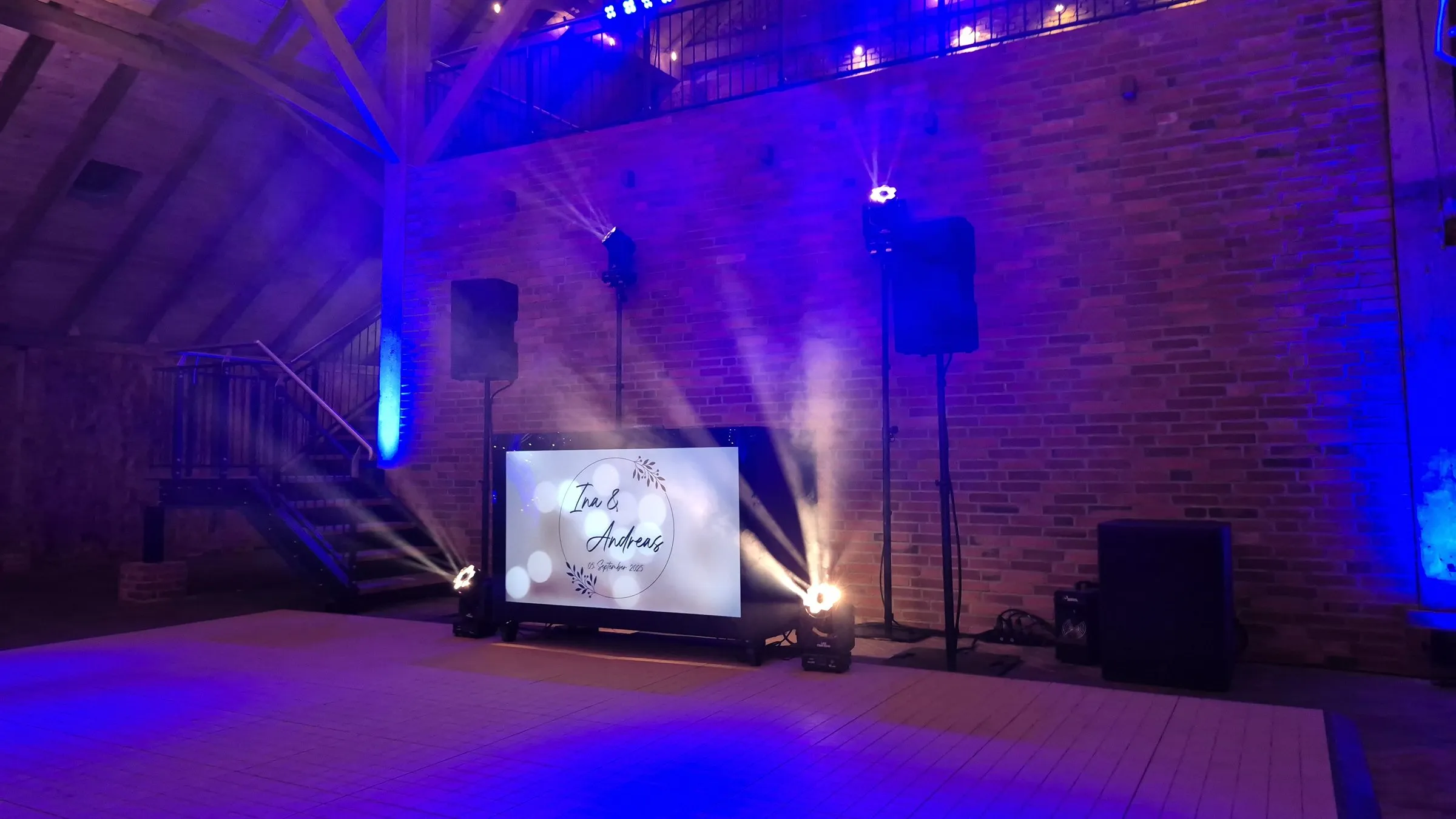 Gala Club: Tanzfläche in blauem Licht mit Moving Heads und Screen