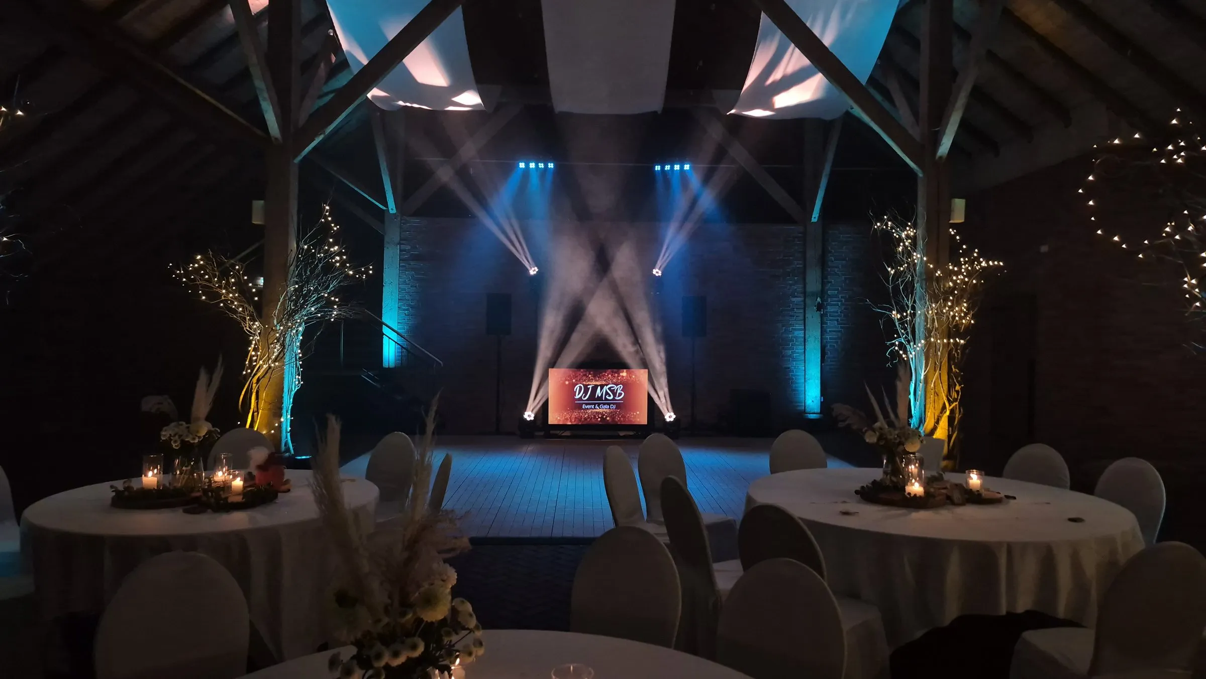 Gala Club: Scheune mit Lichtshow zwischen gedeckten Tischen