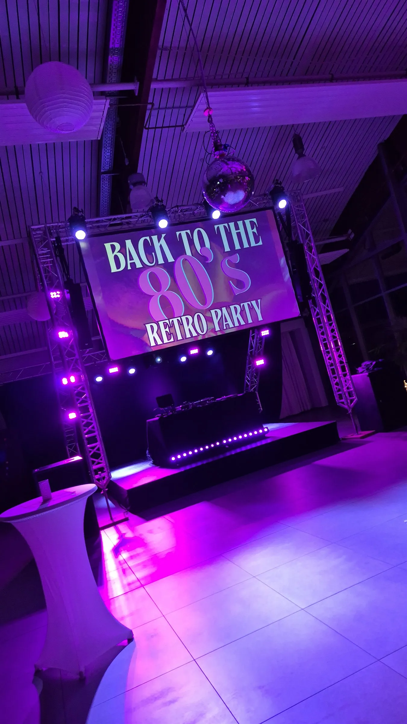 Bühne einer 80er-Party mit Truss und Licht