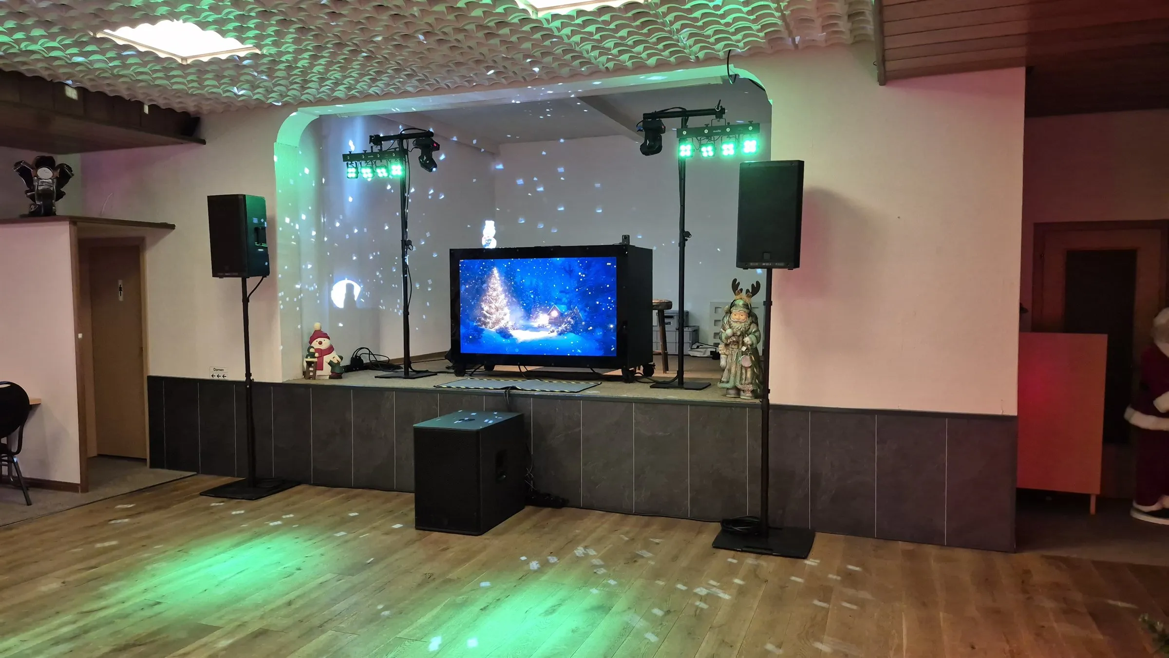DJ-Aufbau mit Winter-Screen bei einer Weihnachtsfeier
