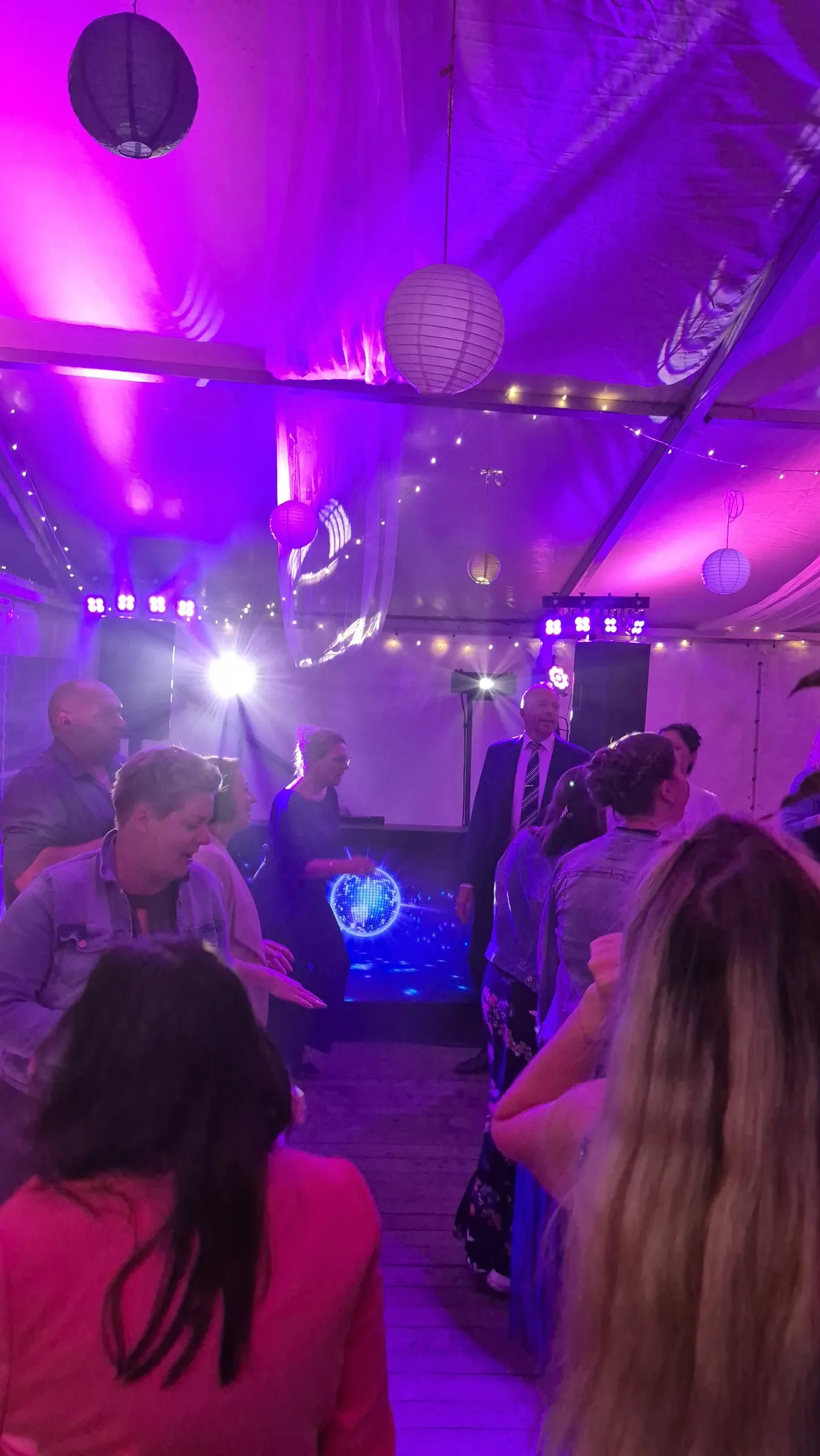 Party im Hochzeitszelt mit Lampions und Lichteffekten